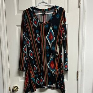 WinWin Geometric V-Neck Tunic Top